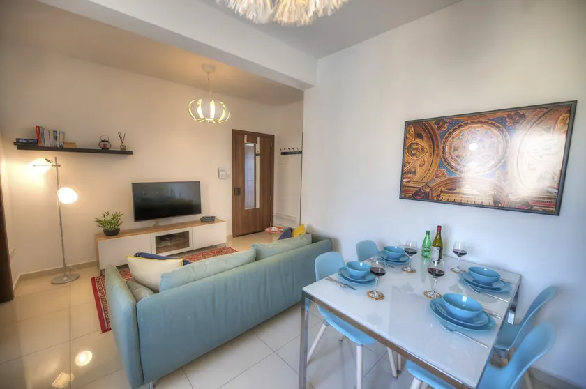 Charming 2 bedroom apartment close to Junior College ETUS1-1 - Image 1