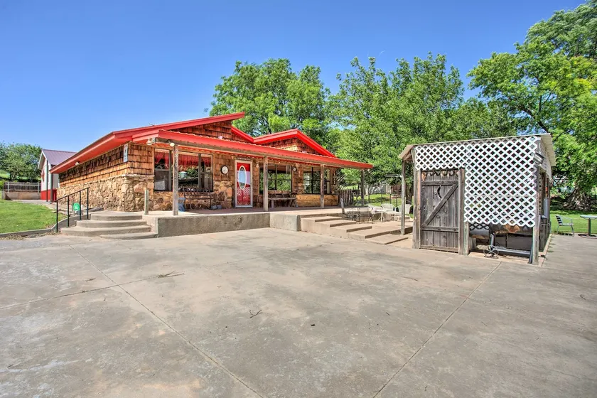 Rustic Home w/ Patio, 1 Mi to Sunset Beach! - Image 1