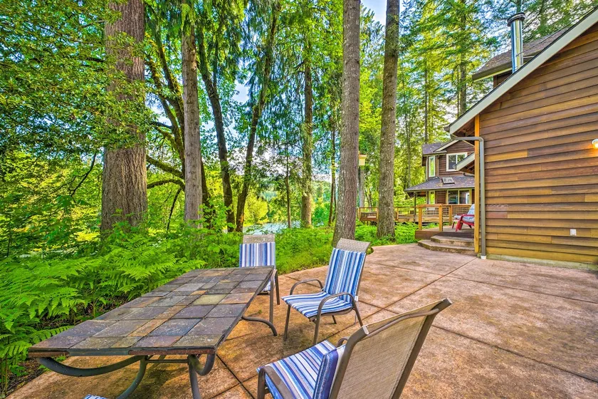 The River House' w/ Deck, on McKenzie River! - Image 1