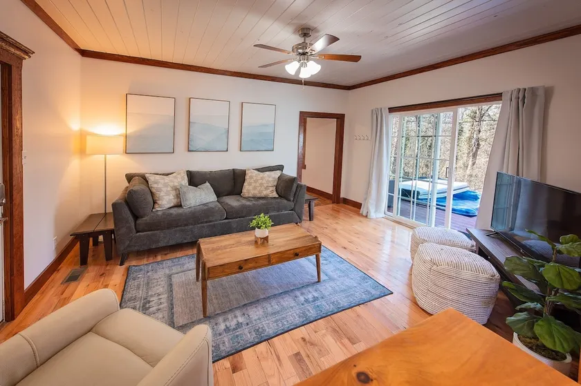 Wauhatchie Blue Pool House with Private Spa - Image 1