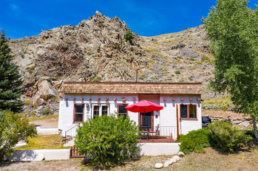 Das einzigartige, historische \"Almont Adobe House!\"  Das Hotel liegt am Fluss mit privatem Angeln und Zugang zum National Forest, nur 15 Minuten von Crested Butte und Gunnison entfernt. - Image 1