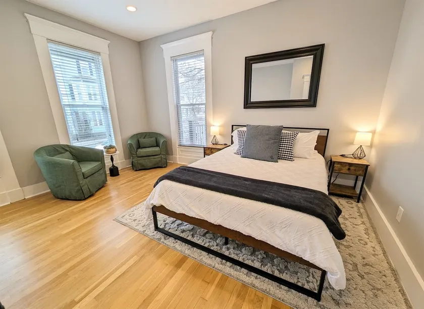Cozy downtown Manchester 1-bedroom apartment - Image 1