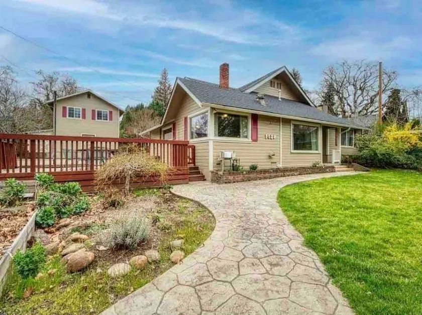 4BR Pool & Hot Tub Home Sleeps 14 - Image 1