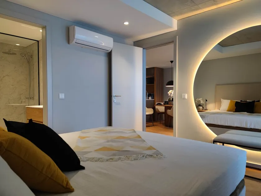 A Proa do Moliceiro — KING BED W/ Wall Mirror - Image 1
