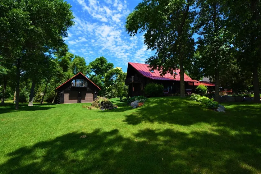 Log Cabin, Great yard, Lots of games - Image 1