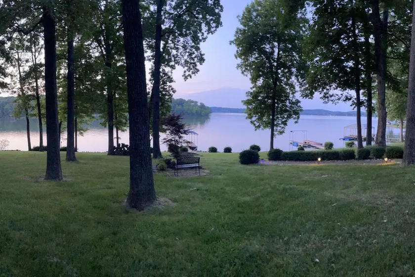 Stunning 7 Bedroom Lake Barkley Home + Hot Tub - Image 1