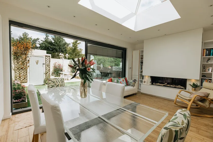 Luxe 3 Bed property with beautiful garden room. - Image 1