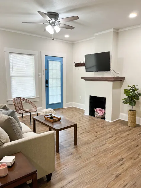 Spacious 1 bed 1 bath with office and free parking - Image 1