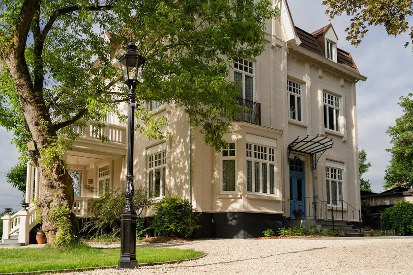 Spending the night in style in a villa from 1910. - Image 1