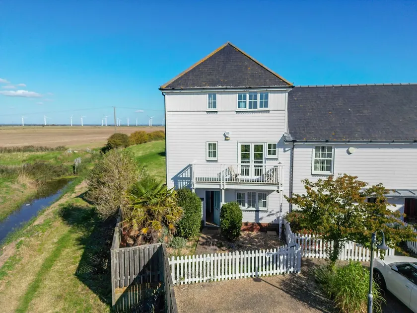 Marine House Family-Friendly Stay with Marsh Views - Image 1