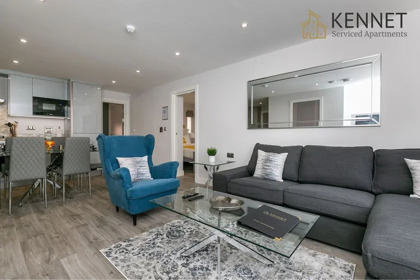 Upper Duplex Apartment w/ Garden & Parking - Image 1