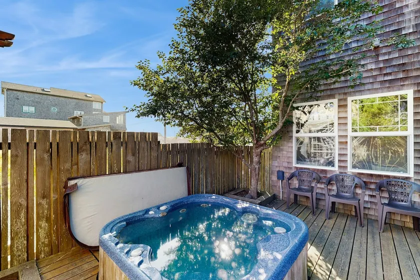 Gorgeous beach house with hot tub, enclosed yard & - Image 1