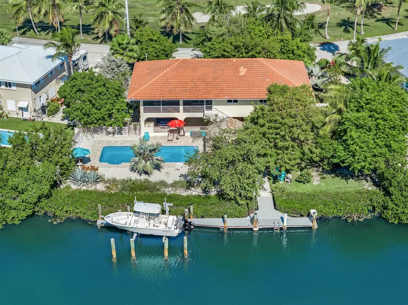 Golfside Tropical Retreat With Pool - Image 1
