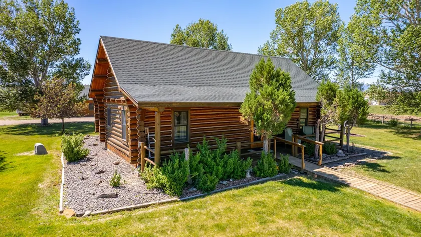 Cozy Cabin- Classic Log Cabin, Great Location close to Cody! - Image 1