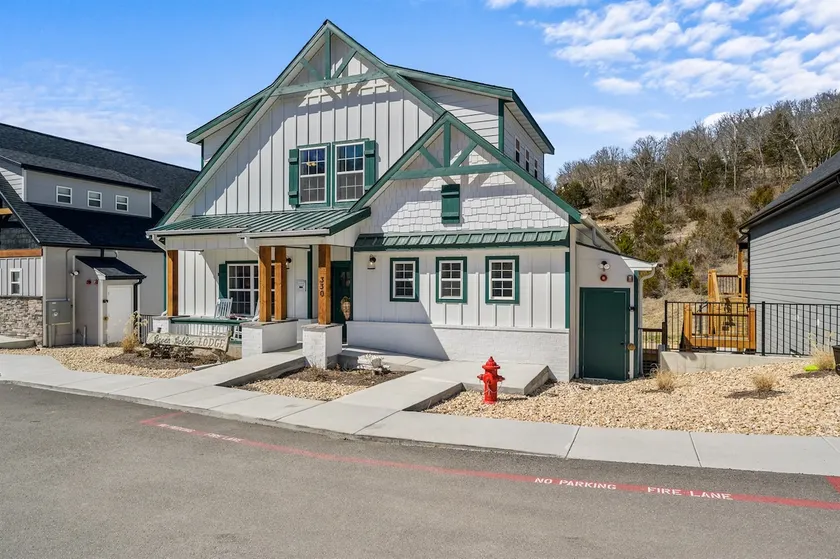 Private Putting Green Retreat with Firepit, Hot Tub, Free Tickets, Views & Community Indoor Pool - Image 1