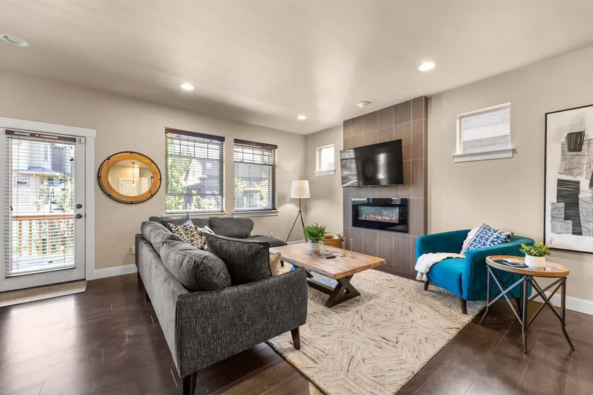 Exceptional Location & Vibes, New Décor, Artwork, & Furnishing, Community Pool, 8 Miles to Portland - Image 1