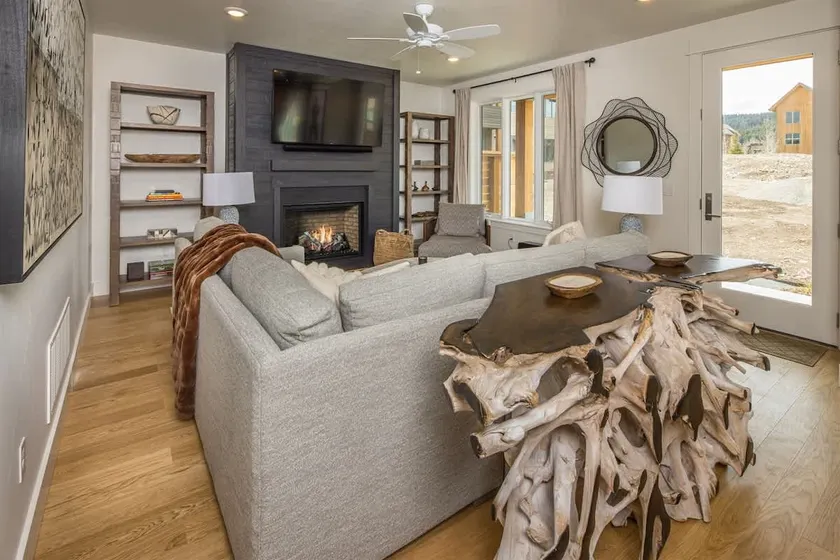 Stunning 3-Bedroom Townhome in Big Sky Town Center - Image 1