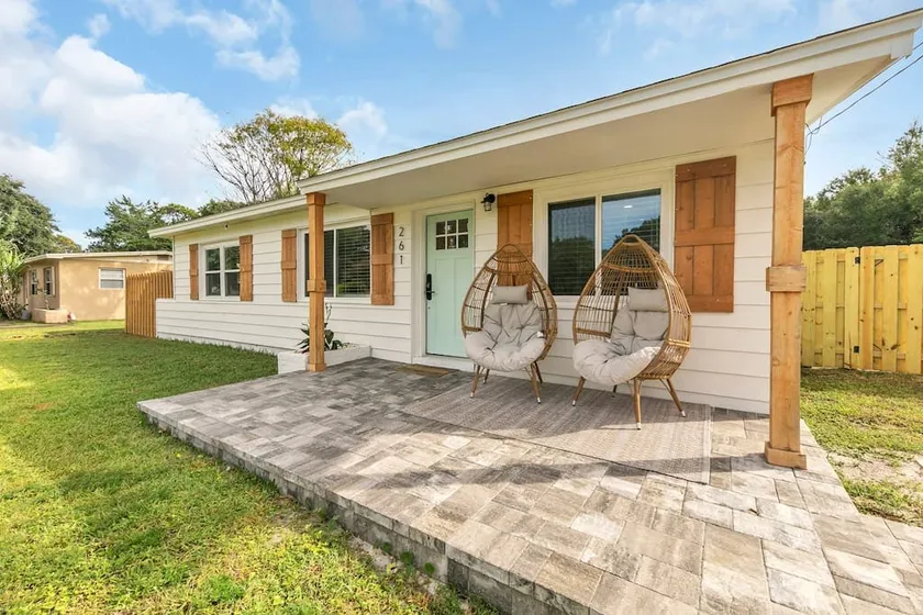 Charming 3BR Florida Bungalow Near Beach in FWB - Image 1