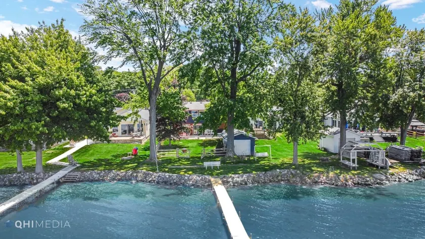 Lakefront home with private pier/huge fenced yard - Image 1