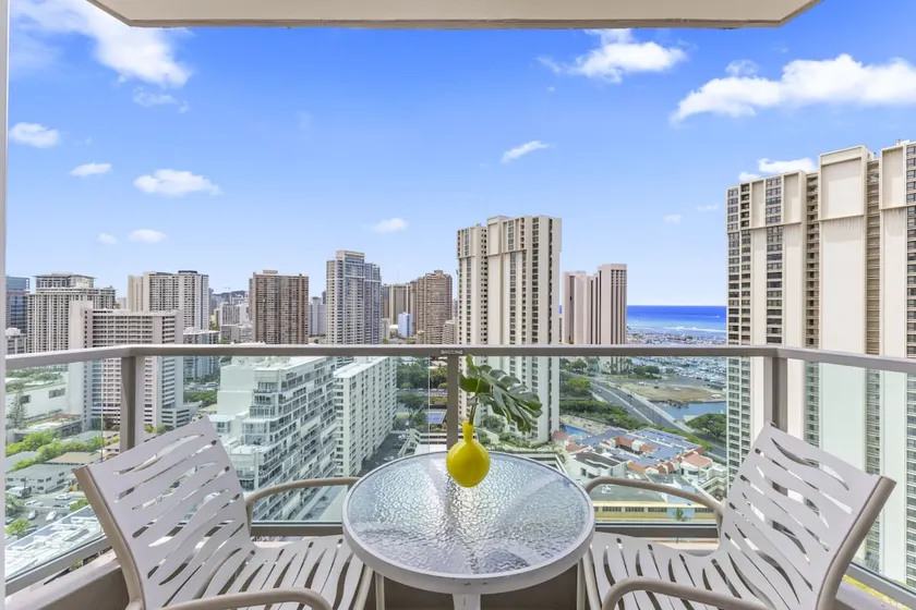Renovated HighRise Views In The Heart of Town - Image 1