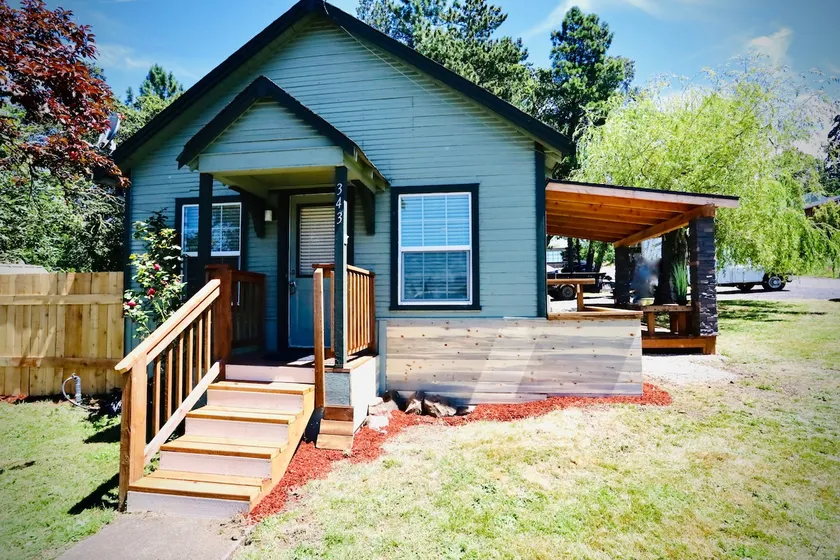 2BR Cabin • 5 Min to Autzen • Park Access • Pet Friendly - Image 1