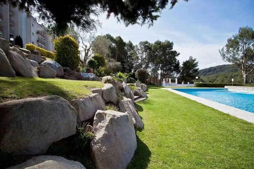 Newly renovated apartment with a pool and A/C - Image 1