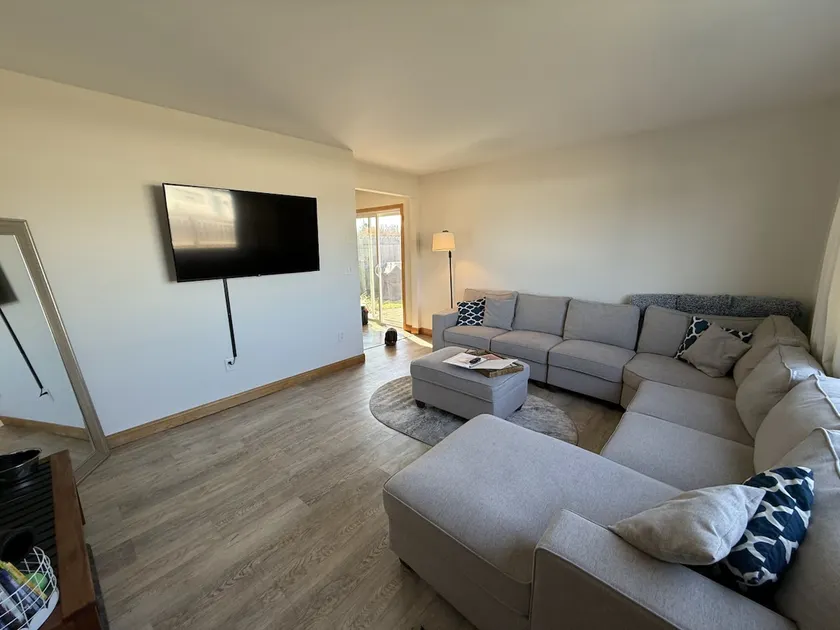 Spacious Summer Getaway Ideal for Large Groups - Image 1