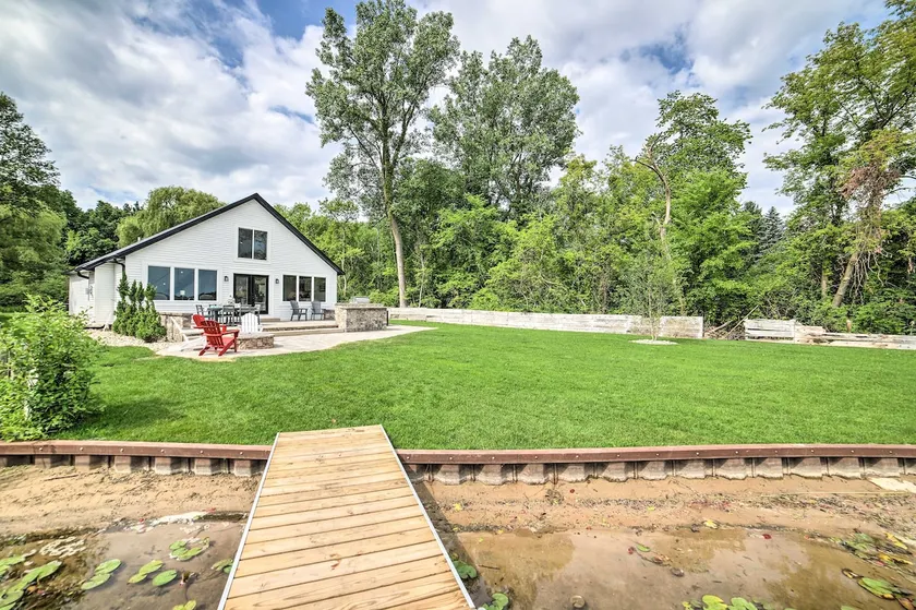 Newly Built Gilletts Lake Gem: Dock & Hot Tub - Image 1