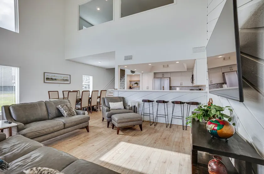 Gorgeous Lakefront Townhome w/ Pool Access & Views - Image 1