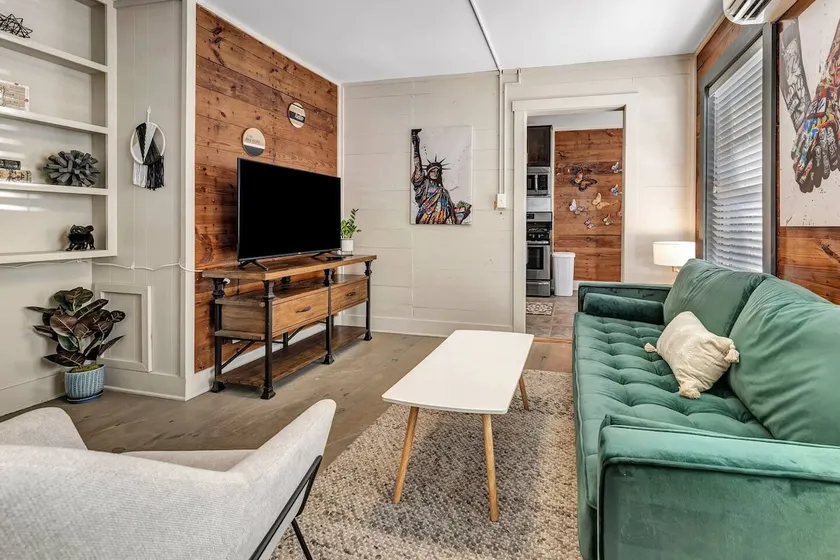 Brooklyn: First Floor, Walk to A&M, Comfy King Bed - Image 1