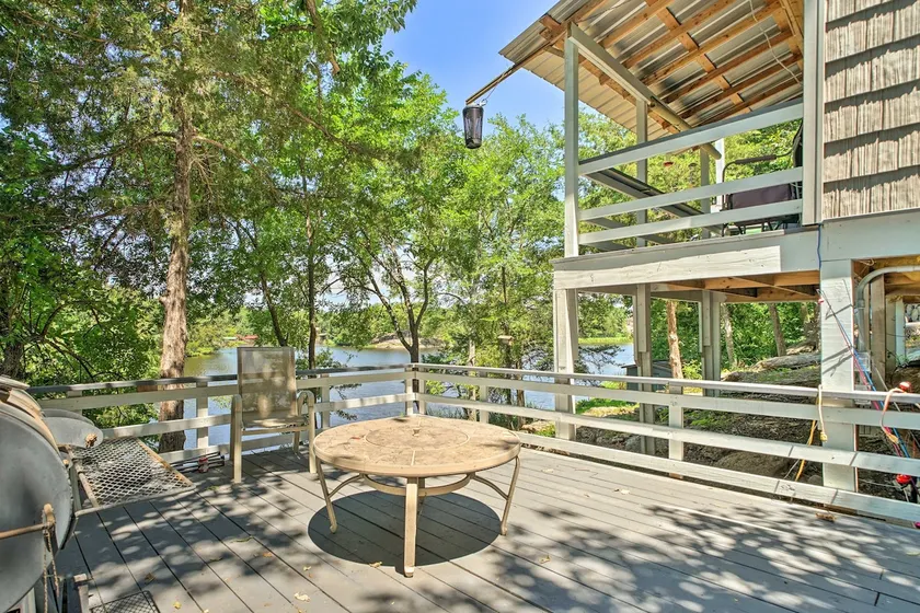 Waterfront Cottage in Fort Towson w/ 2 Decks! - Image 1