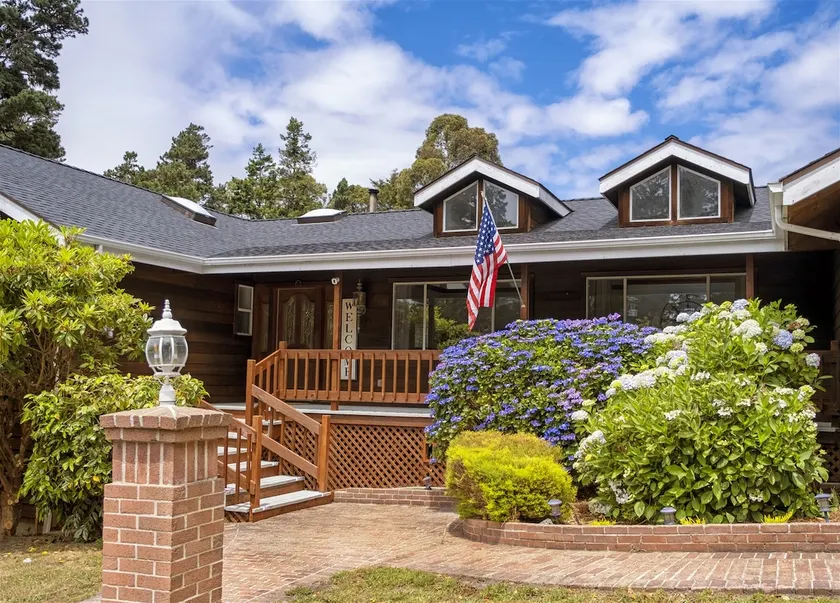 Coastal Hideaway - A luxurious vacation rental jus - Image 1
