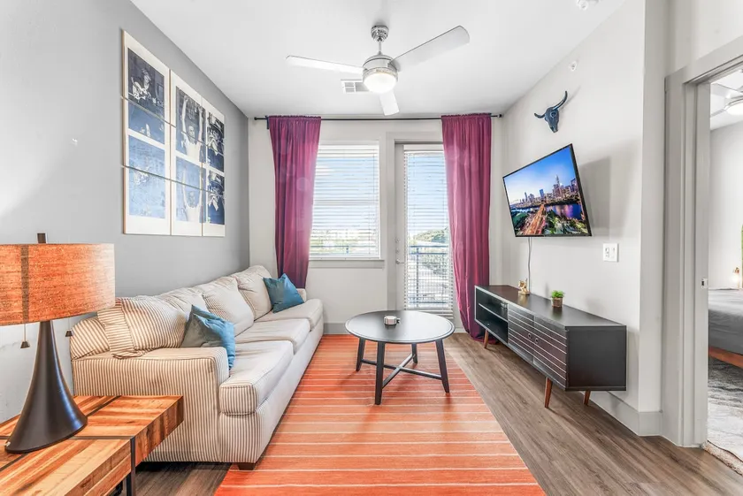 Modern & Chic 1BR Luxury Apts Close to Downtown & Airport - Image 1