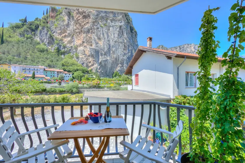 The Rock View with Balcony and Parking - Happy Rentals - Image 1