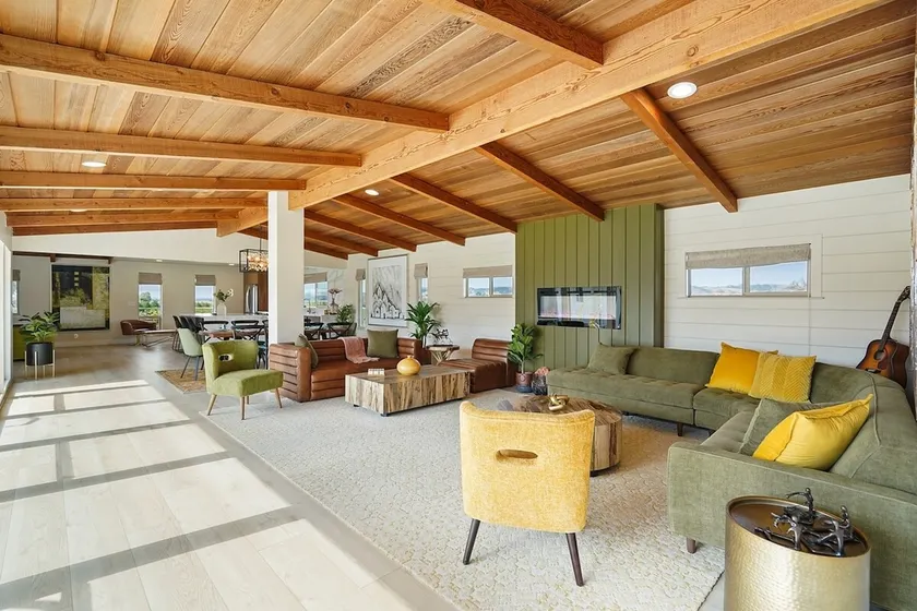 Serene estate, an entertainer's paradise - Image 1