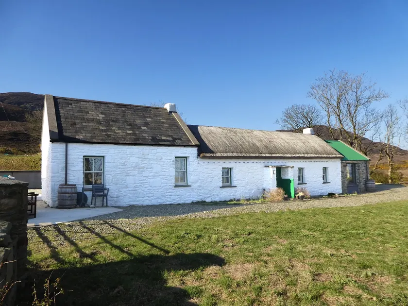 Secluded Thatched Cottage, near beaches & hill walking - Image 1