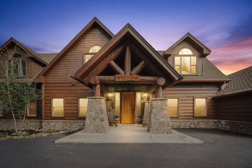 Swift Getaway: Hot Tub-Views-Pet Friendly! - Image 1