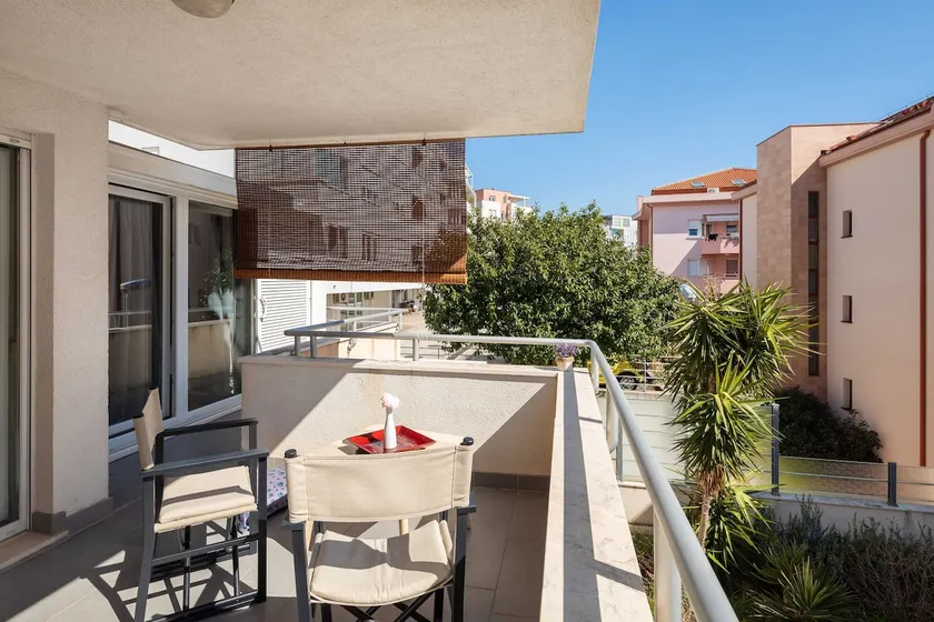 Modernes Apartment mit Terrasse, 4 Minuten zu Fuß zum Strand - Image 1