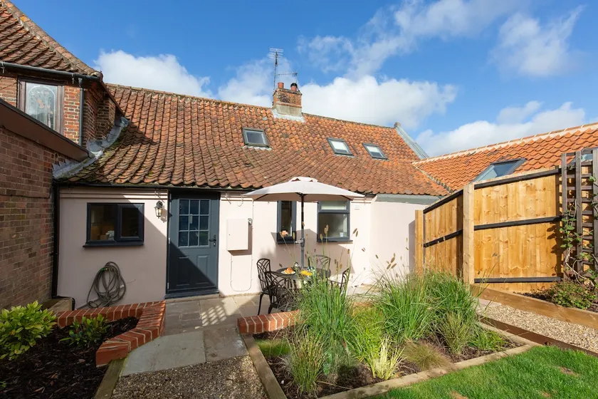 Fayette sleeps 4, 2 bedrooms, cute garden - Image 1