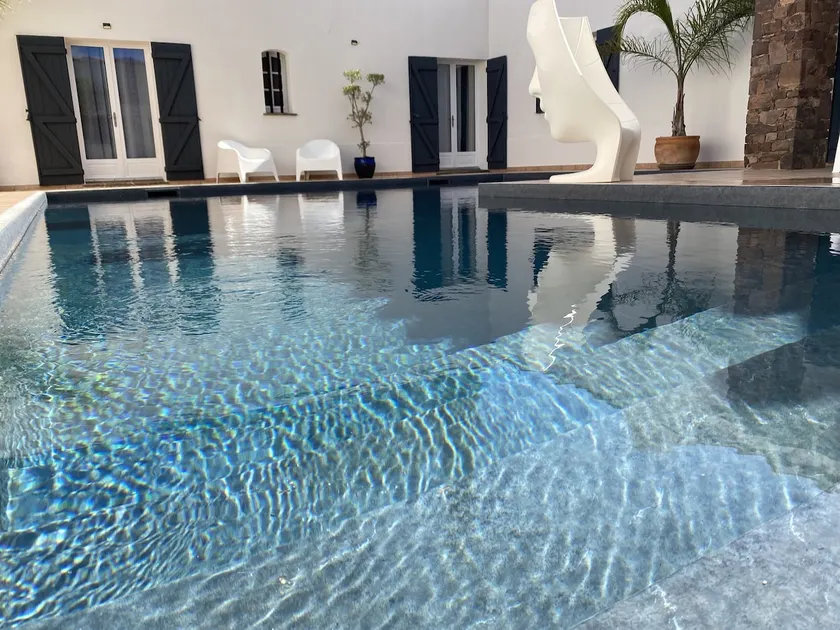 Studio with pool view - Image 1