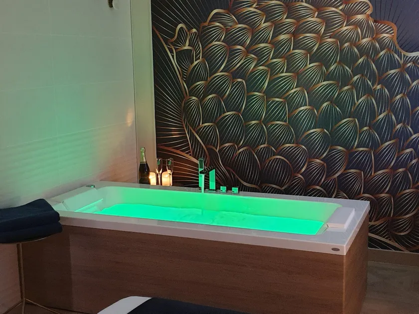 La Bulle d'Or-House-Deluxe-Whirlpool bath-Garden view - Image 1