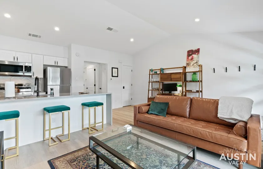 Insta-Ready Apartment in Barton Hills w King Bed - Image 1