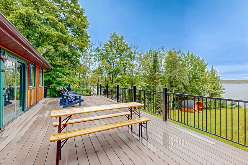 Lakeside Pet Paradise: Kayaks, Grill & Views! - Image 1