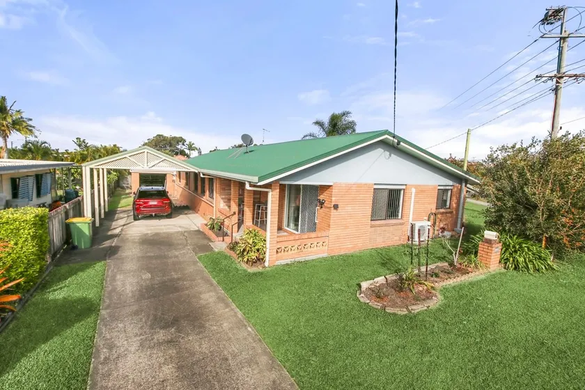 Bell Street 36 Dicky Beach - Image 1
