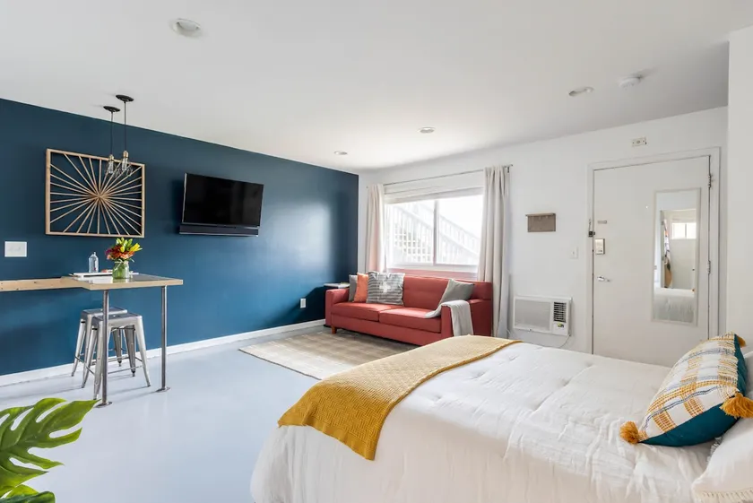 Enjoy a comfortable stay near Downtown Nashville - Image 1