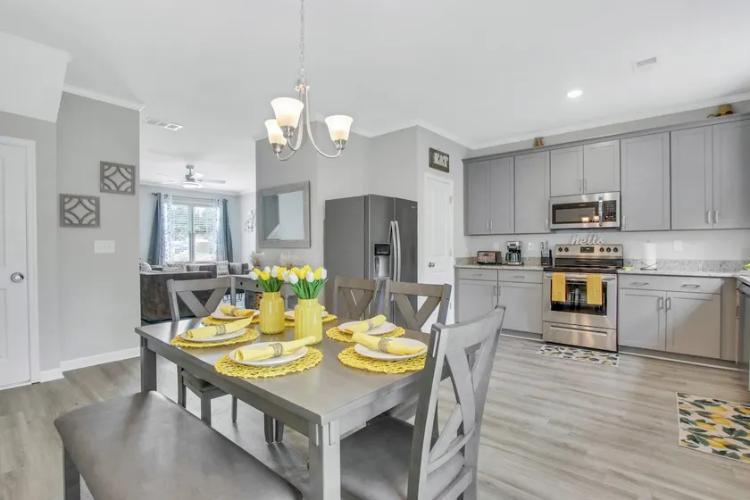 Clean Townhome Work ready Near Airport - Image 1