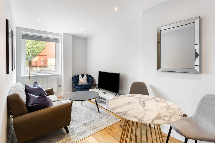 Cosy 1 Bedroom Apartment in the Heart of Eastleigh - Image 1