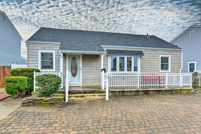 Coastal Brigantine Cottage: Walk to Beaches - Image 1