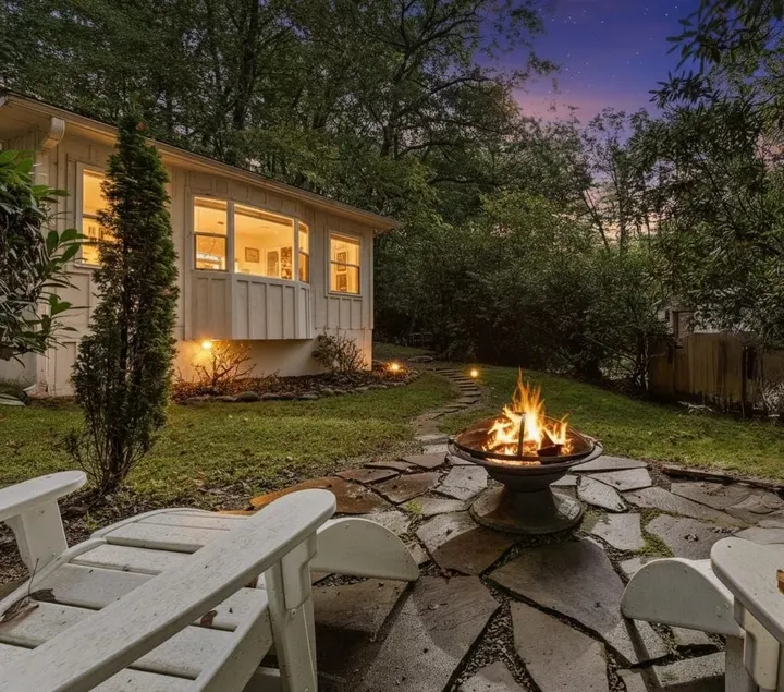 Mama Bear's Cottage, Pond,Firepit & Great Wifi - Image 1