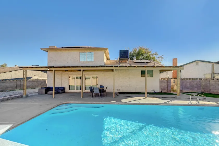 Luxury home with Pool and gym and RV parking - Image 1